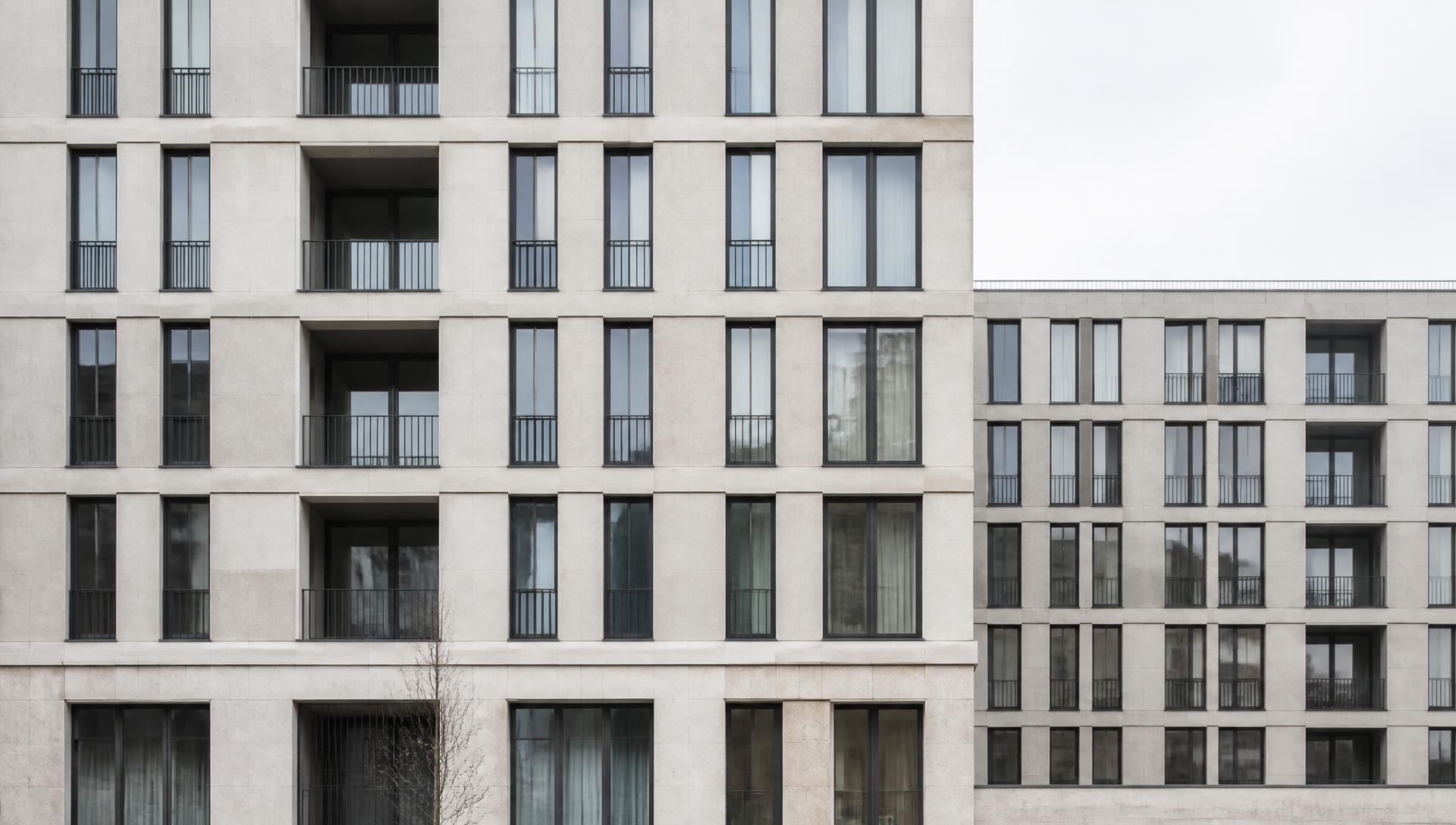 Rasterfassade eines modernen Berliner Wohngebäudes